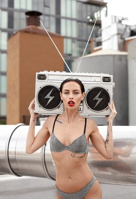 Teela La Roux Photo 2 of 4