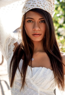 Hannah Le Photo 3 of 11