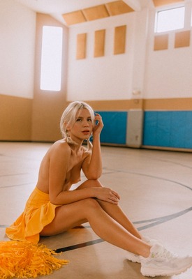 Lennon Elizabeth Photo 6 of 7