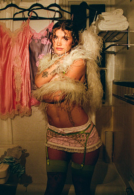 Ari Kytsya Photo 2 of 4