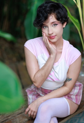 Dakota Jhons Photo 5 of 5