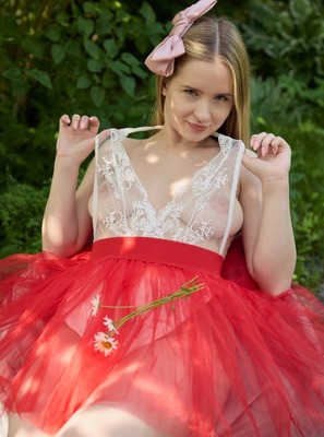 Neu Ling in Wildflower Kiss by Showy Beauty - 4 of 16