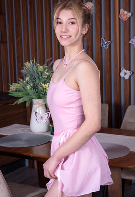 Peaches Photo 5 of 8