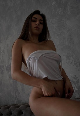 Yara Q Photo 2 of 16