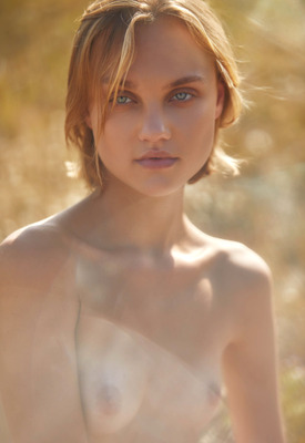 Hannah Ray in Prairie Rose by Superbe Models