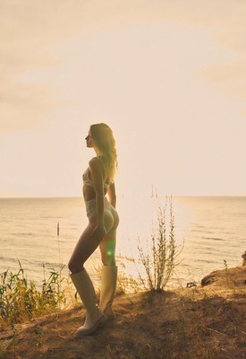 Amelie Lou in Run Free by Superbe Models