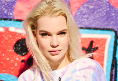 Kate Cross in Hollywood Dreams by Superbe