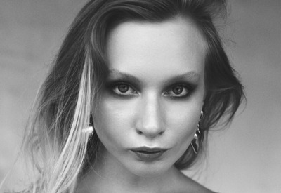 Annie Lysenko in Dolce Vita Monochromes by Superbe