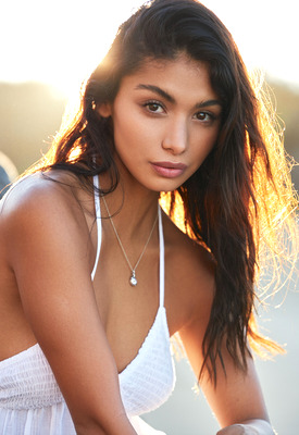 Carolina Reyes Photo 6 of 11