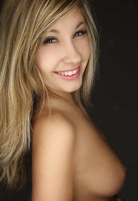 Holly Anderson Photo 14 of 15