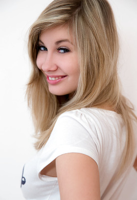 Holly Anderson Photo 9 of 11