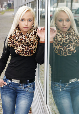 Naomi Nevena Photo 3 of 14