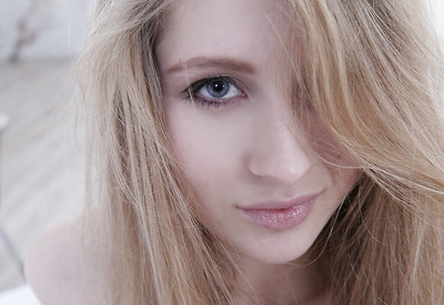 Daisy Gold in Mirror Of Truth by Watch4Beauty