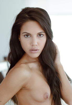 Apolonia Lapiedra Photo 1 of 14