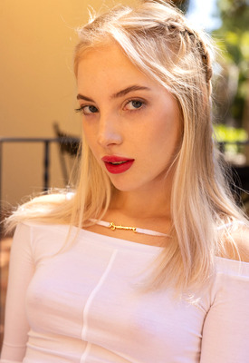 Emma White Photo 19 of 20
