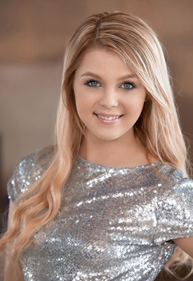 Chloe Lynn Photo 2 of 3