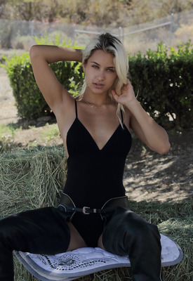 Uma Jolie Photo 18 of 20