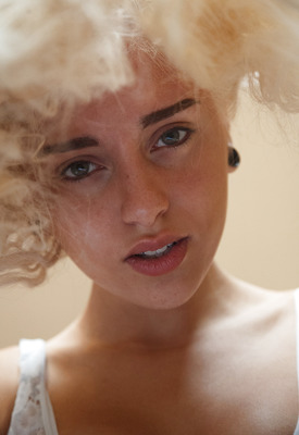 Naomi Woods Photo 3 of 13