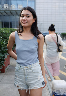 Banana Li Photo 1 of 4