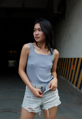 Banana Li Photo 2 of 4