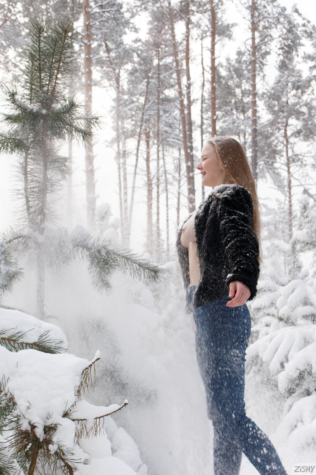 Nude in the Blizzard: Beautiful Women Posing Naked in the Snow