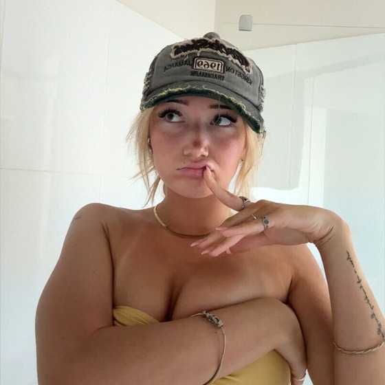 Bella 🧸🇺🇸 18 tday 🎂